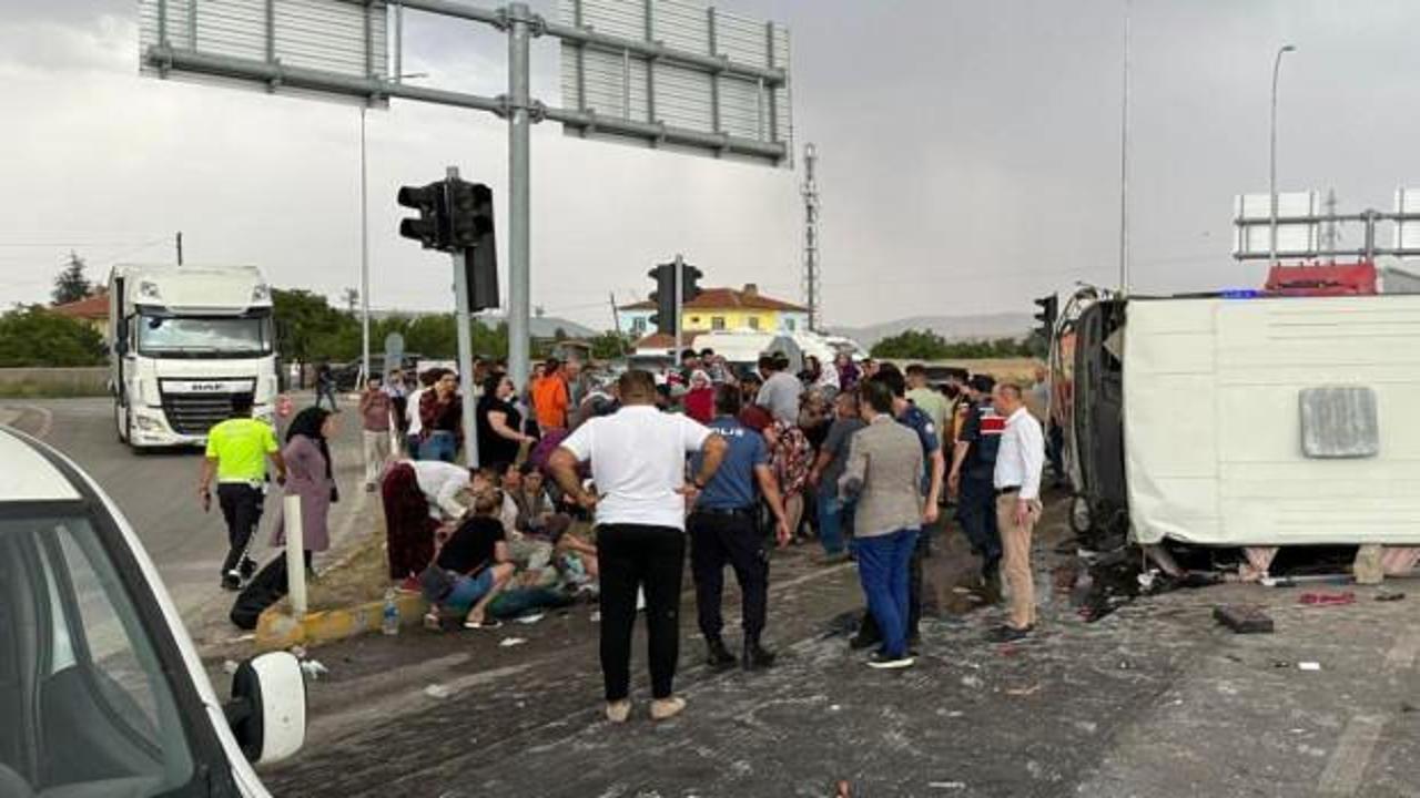 Afyonkarahisar'da minibüs kamyonla çarpıştı: 25 yaralı
