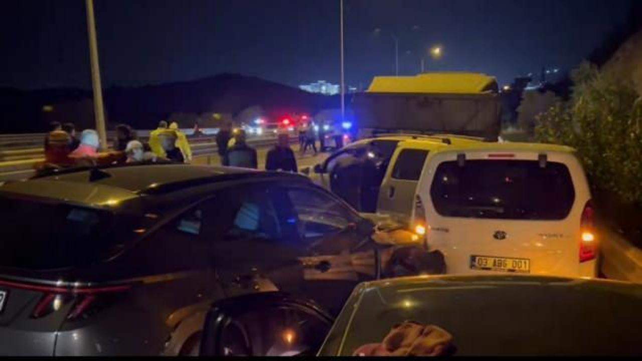 Afyonkarahisar'da zincirleme kaza! 10 araç birbirine girdi, 18 yaralı var