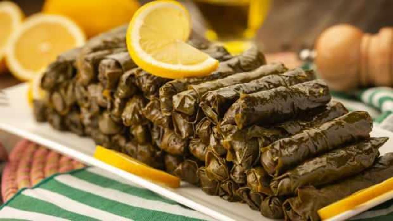Ağızda pamuk şeker gibi dağılan yaprak sarma tarifi! Tadı aklınızı başınızdan alacak