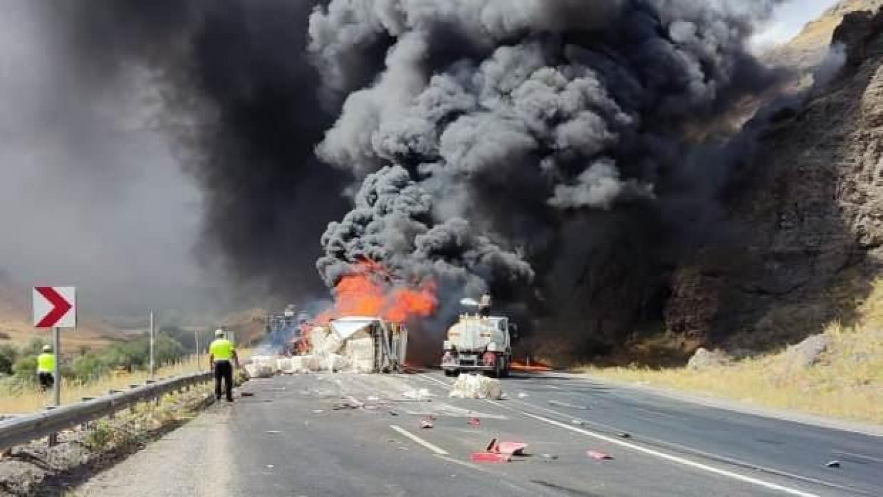 Ağrı'da çarpışan TIR ile kamyon alev aldı; yol ulaşıma kapandı