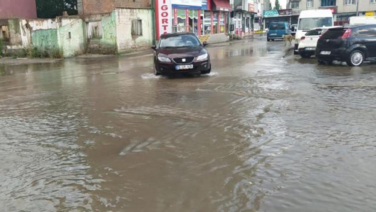 Ağrı'da sağanak; yollar göle döndü, sürücüler zor anlar yaşadı