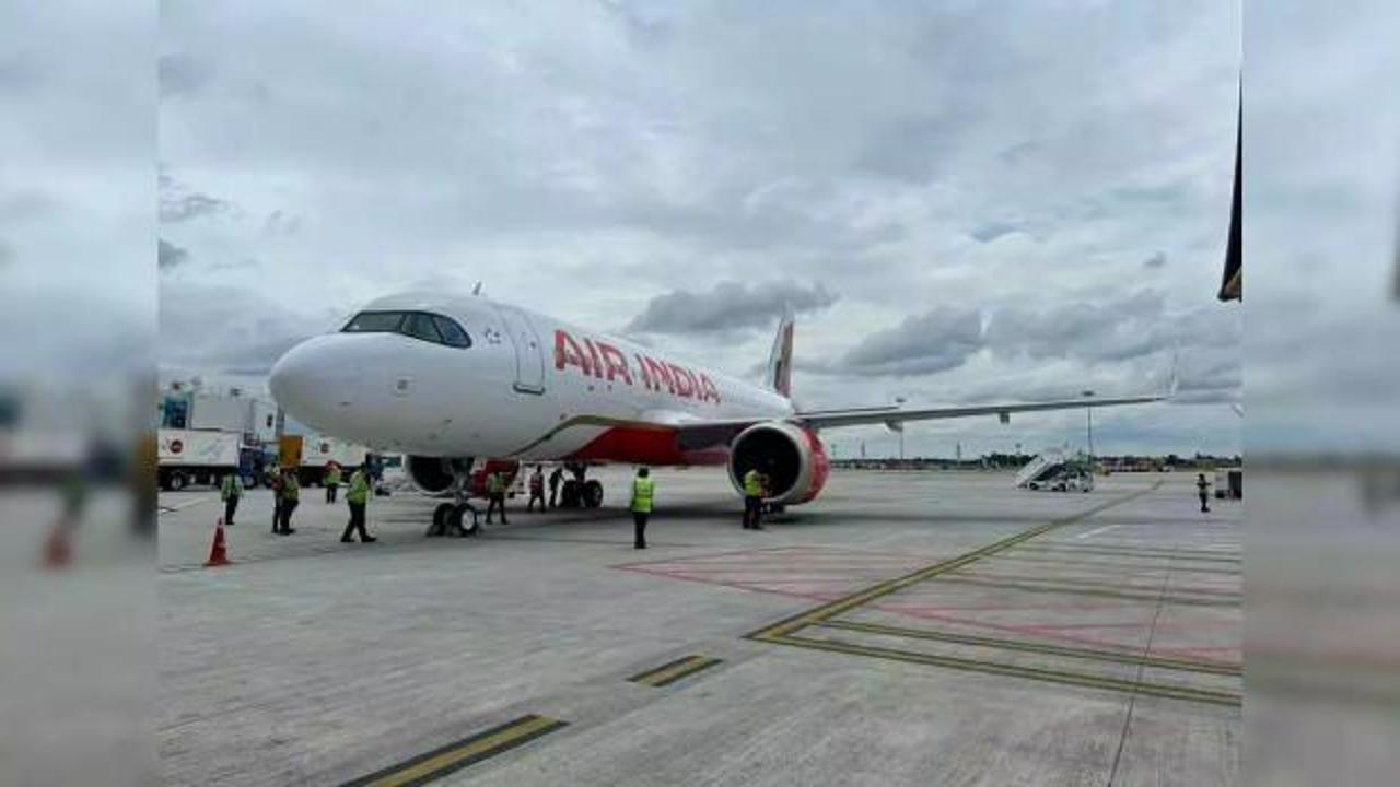 Air India'ya ait yolcu uçağında panik