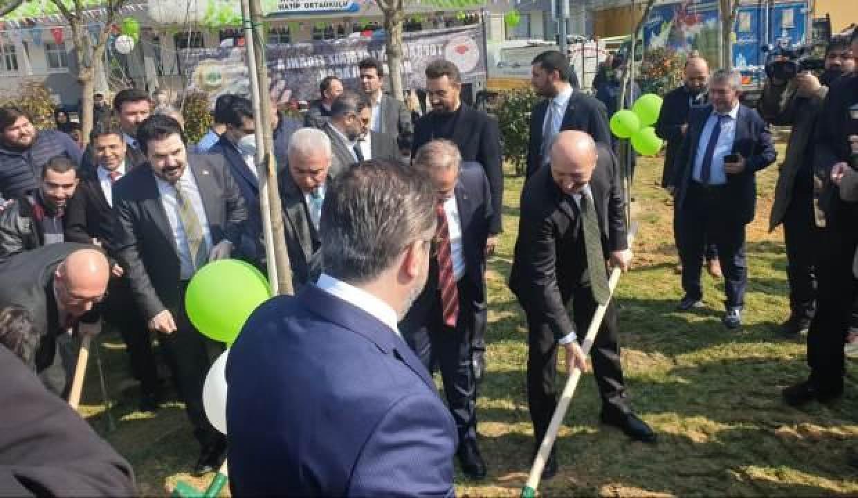 AK Parti İstanbul İl Başkanlığı okul bahçesine 112 çınar fidanı dikti