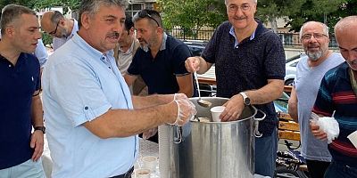 AK PARTİ KARTAL İLÇE'DEN CUMA NAMAZI SONRASI AŞURE İKRAMI