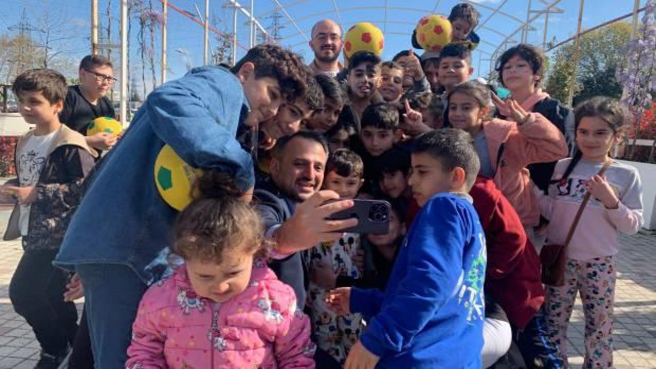 AK Parti Milletvekili Adayı Eminoğlu, 23 Nisan’da çocuklarla buluştu