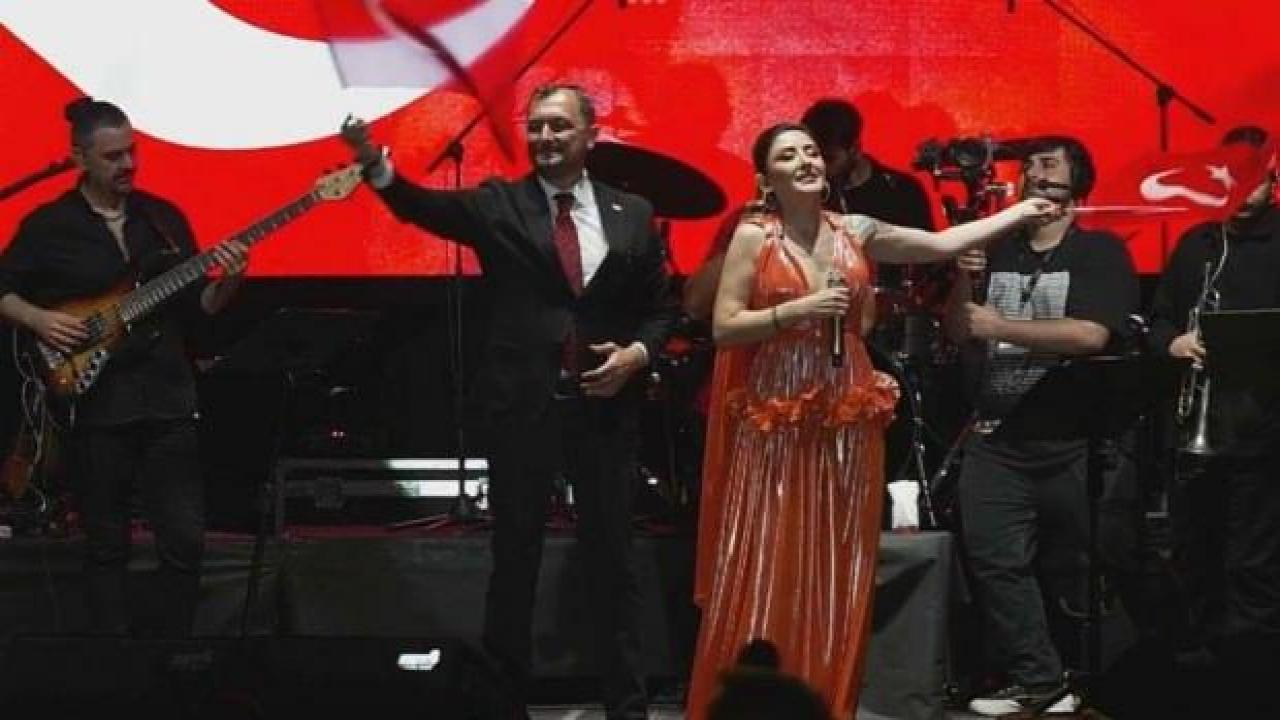 AK Partili başkandan skandal hareket: AK Partililere küfreden Mosso birlikte şarkı söyledi