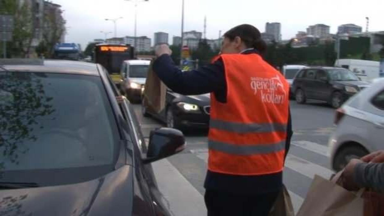 AK Partili milletvekili adayı Bağcılar’da trafikte vatandaşlara iftarlık dağıttı