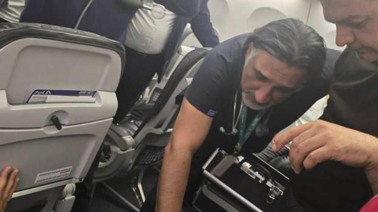 AK Partili vekil, uçakta kalbi duran yolcuya müdahale etti