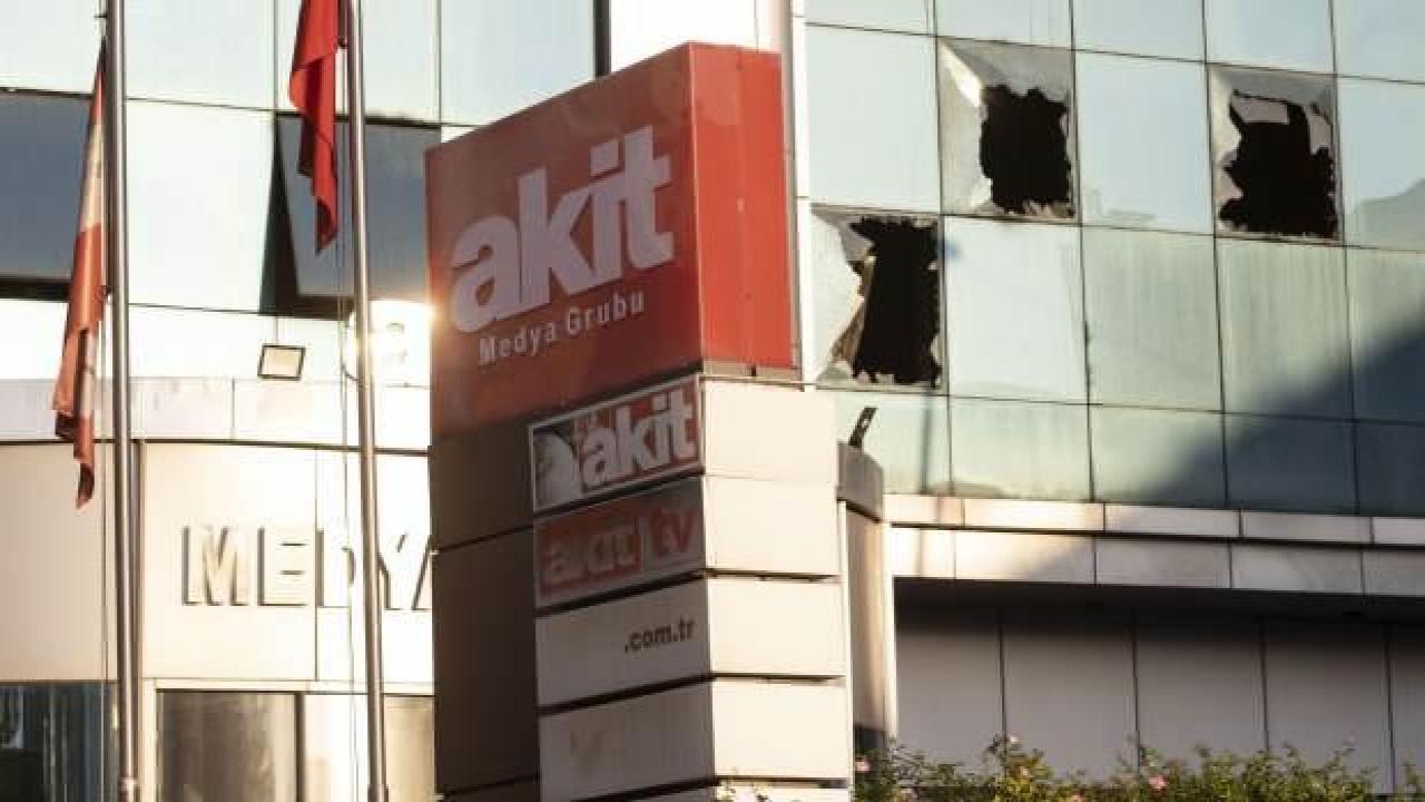 Akit gazetesinin bulunduğu binadaki yangın 3. günde söndürüldü