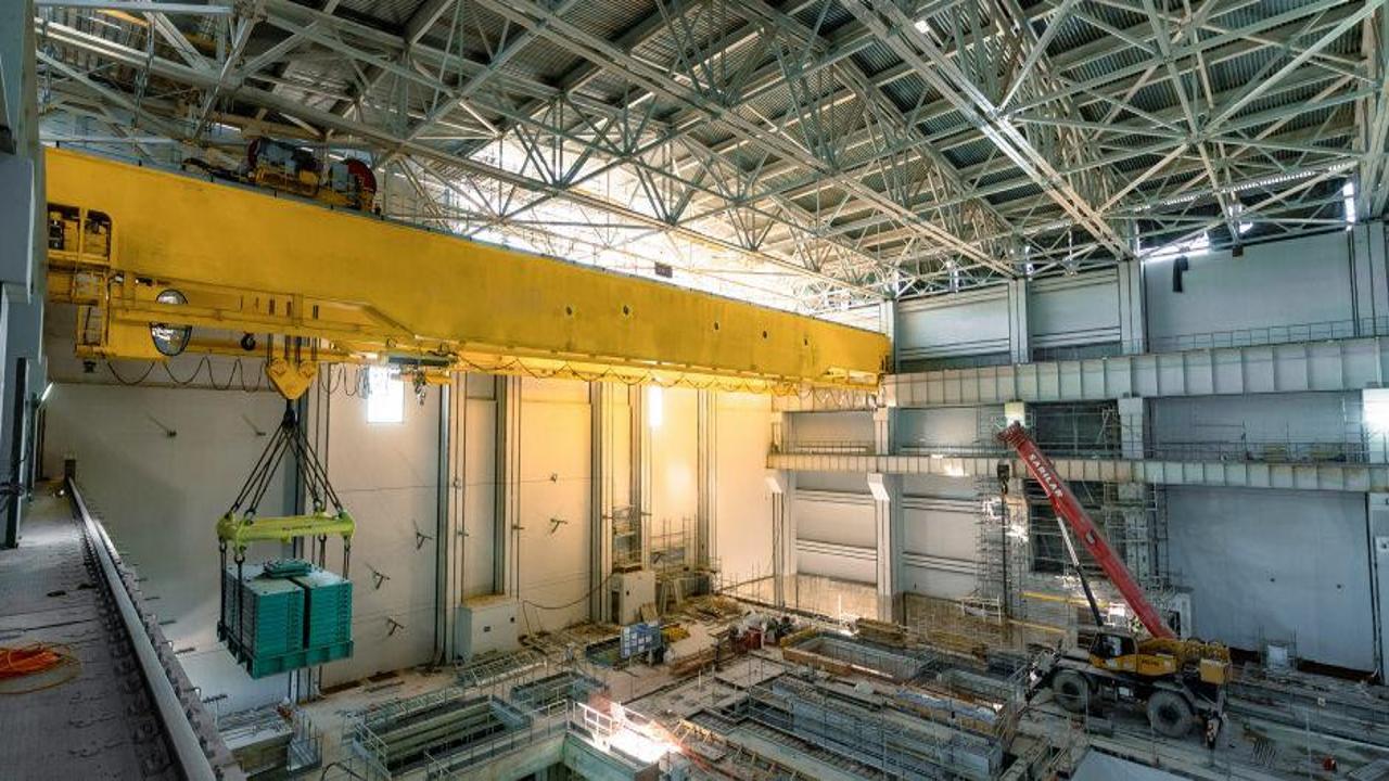 Akkuyu NGS'de ikinci güç ünitesinin makine dairesine ait ana köprülü vinç devreye alındı
