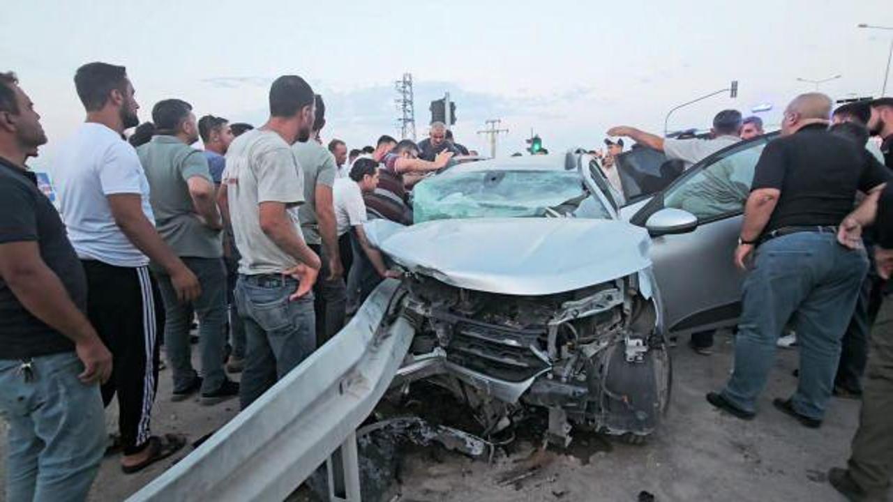 Aksaray'da feci kaza: Otomobil bariyerlere ok gibi saplandı