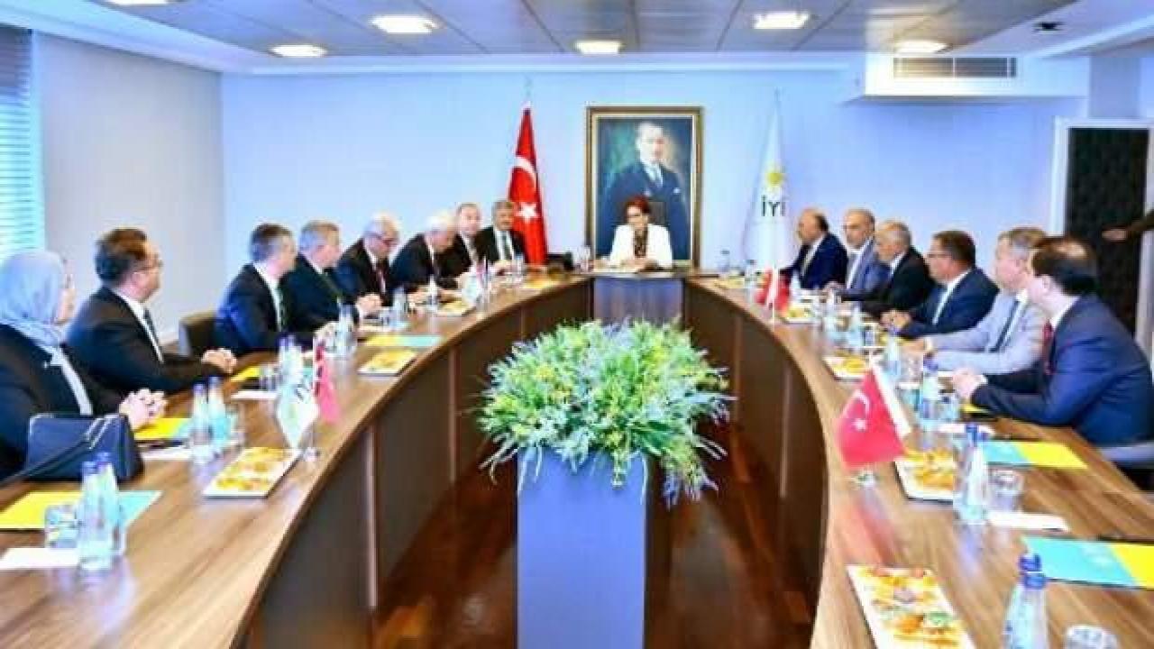 Akşener, partisinin belediye başkanlarıyla görüştü
