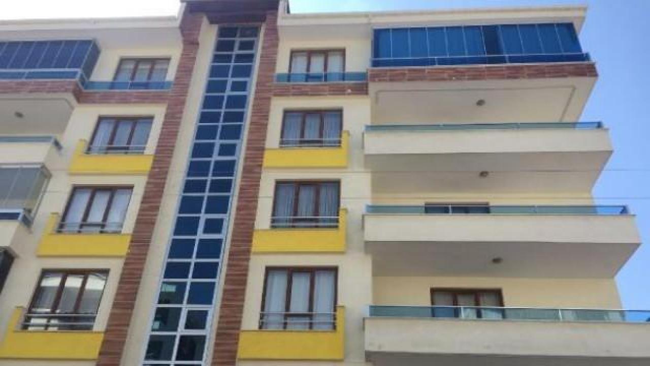 Aldattığını öne sürdüğü kocasına bıçakla saldırdı