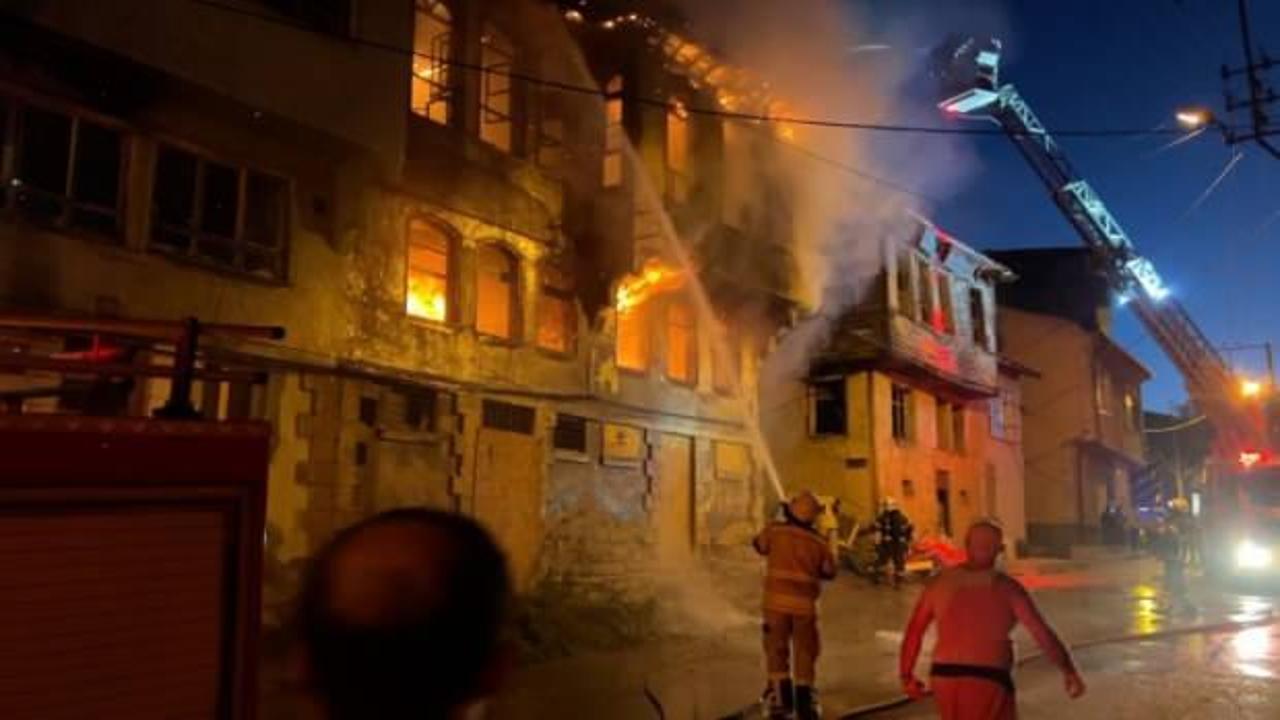 Alev alan tarihi bina küle döndü