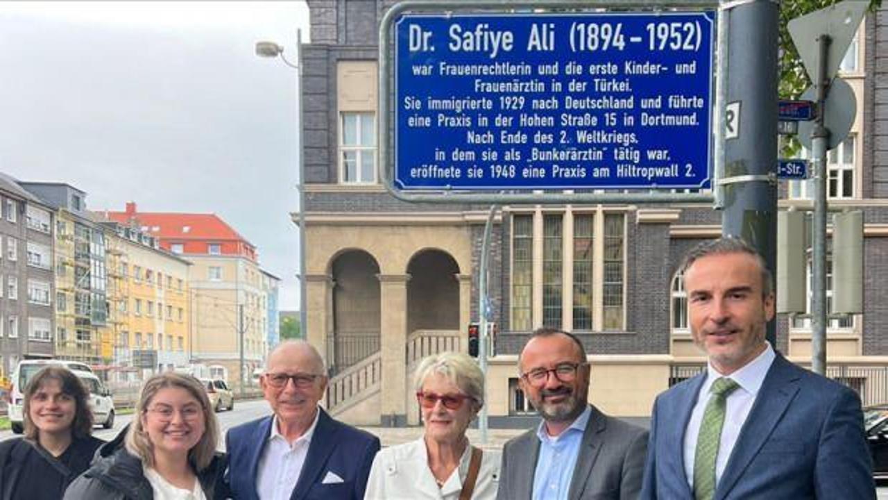 Almanya'da bir sokağa Türkiye'nin ilk kadın doktoru olan Safiye Ali'nin adı verildi