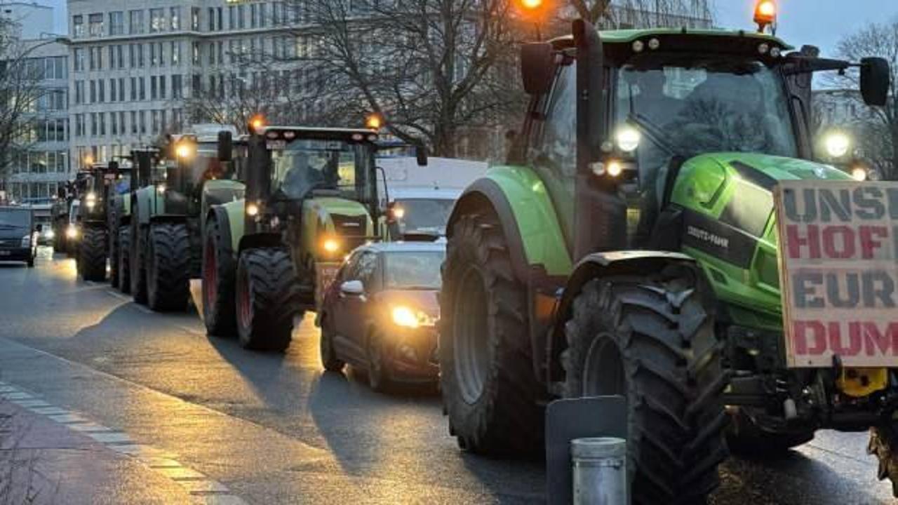 Almanya'da çiftçiler hükümeti protesto etti