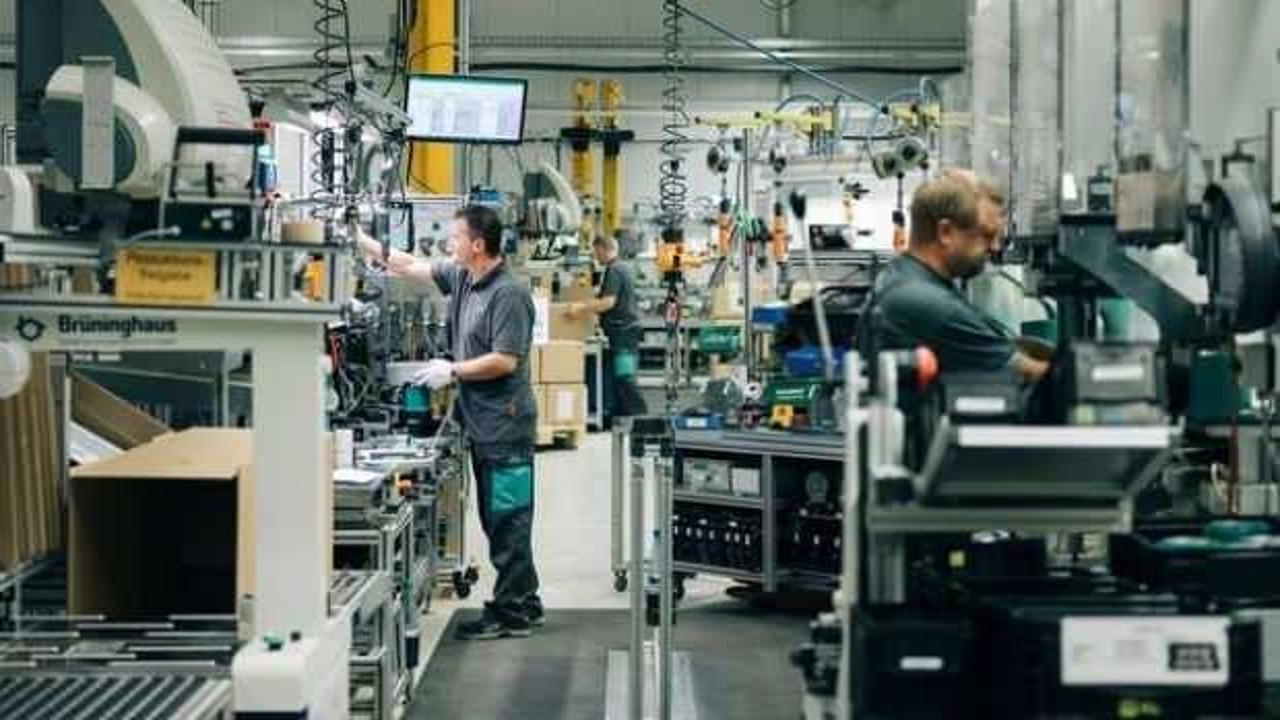 Almanya'da fabrika siparişleri düşüş beklenirken arttı