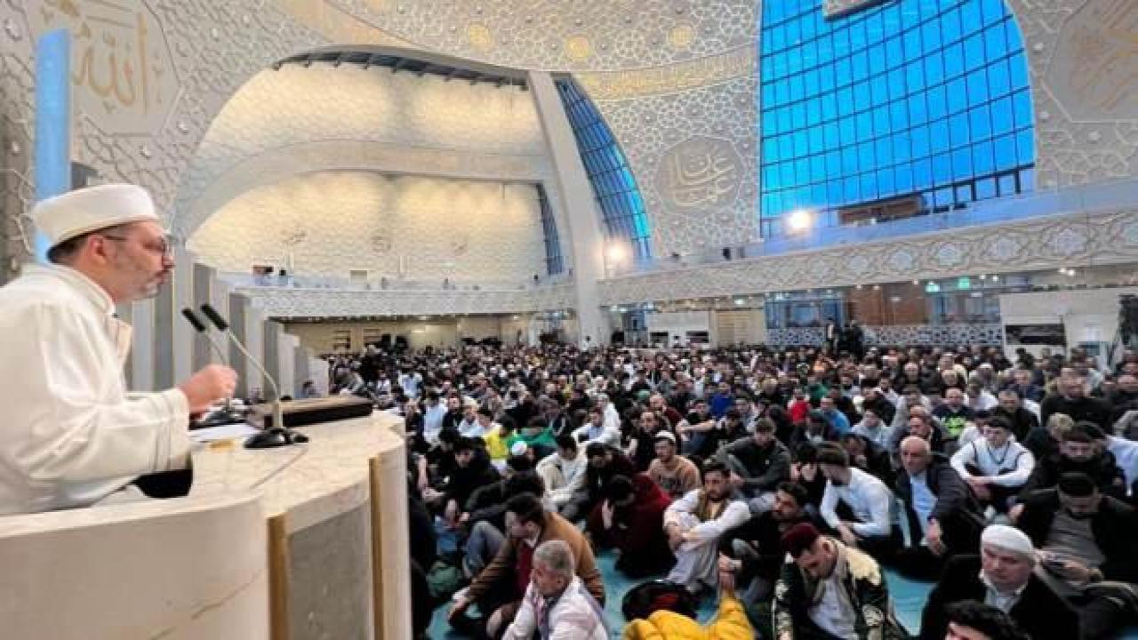 Almanya'da Müslümanlar camilere sığmadı