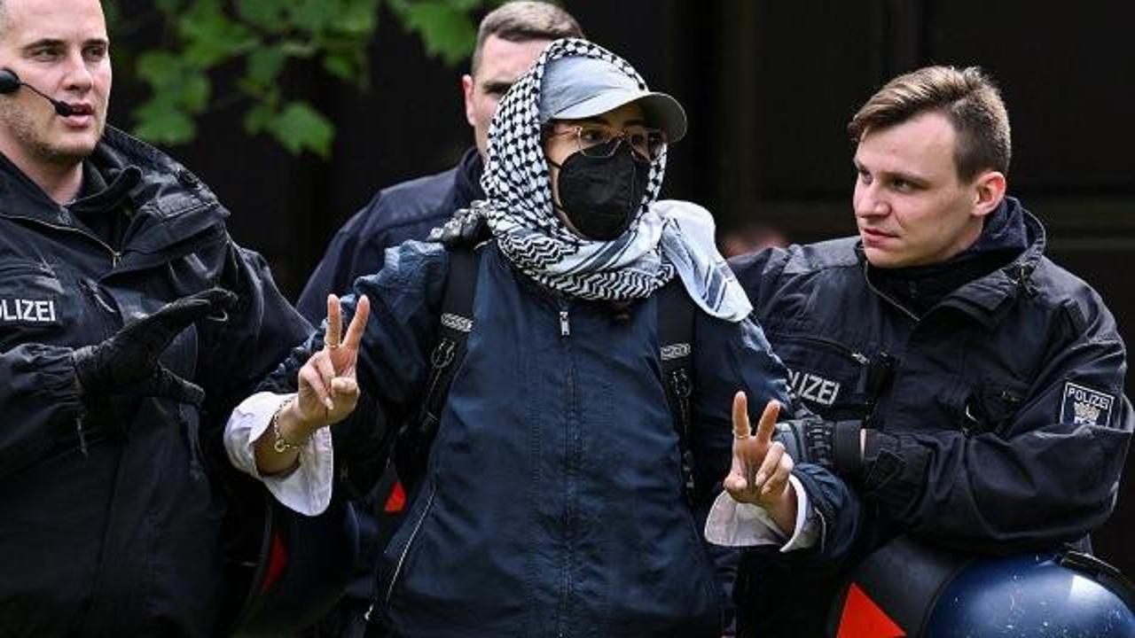 Almanya'da 'Nehirden Denize' sloganına yasak!