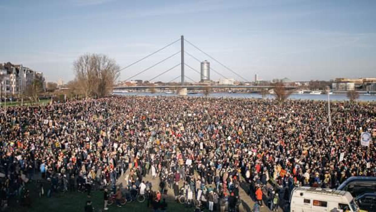 Almanya'nın Hamburg kentinde aşırı sağ karşıtı gösteriye yaklaşık 50 bin kişi katıldı