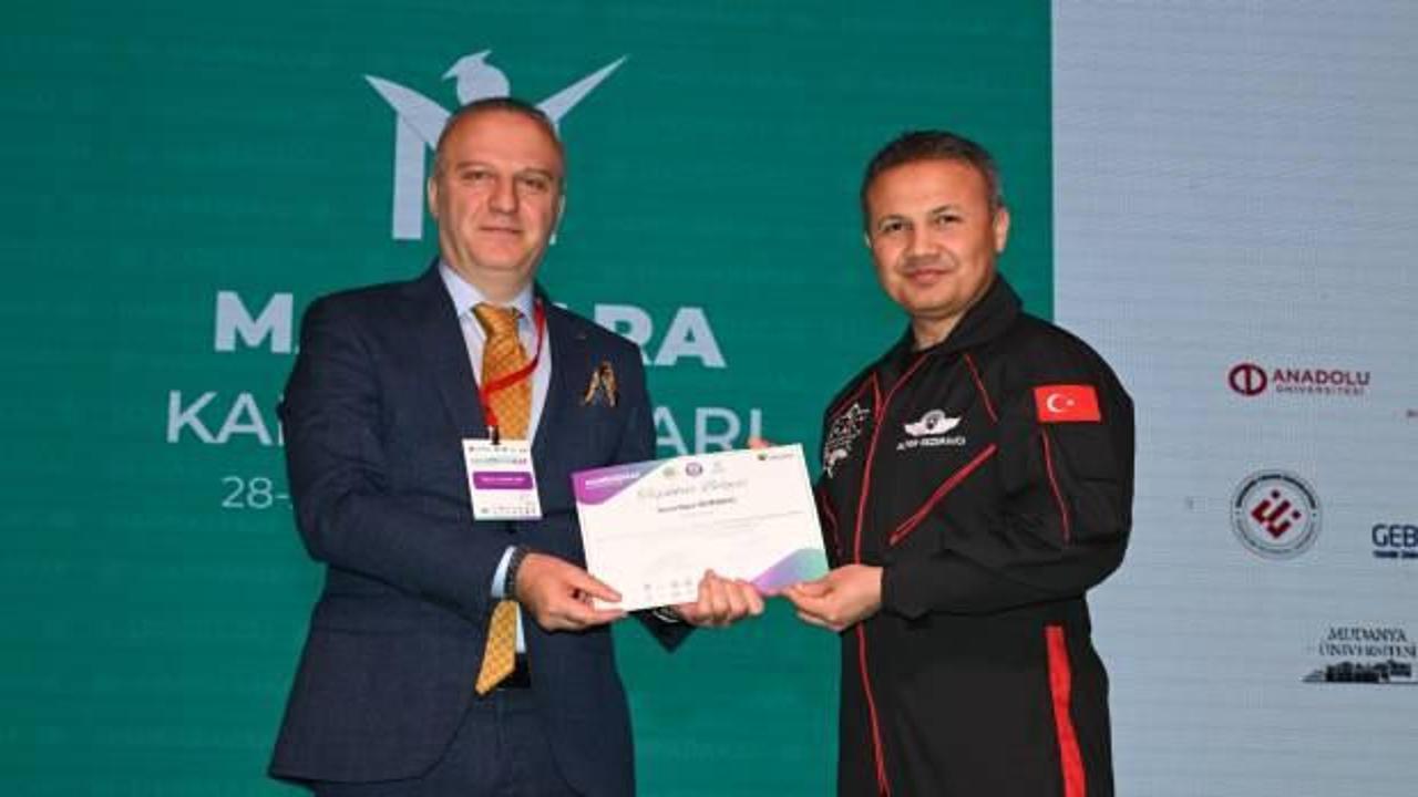 Alper Gezeravcı gençlerle buluştu: “Kendi başarı hikayelerinizi yazın