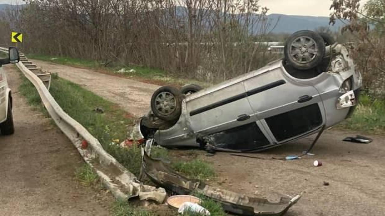 Amasya'da feci kaza: Şarampole devrilen otomobildeki 4 kişi yaralandı