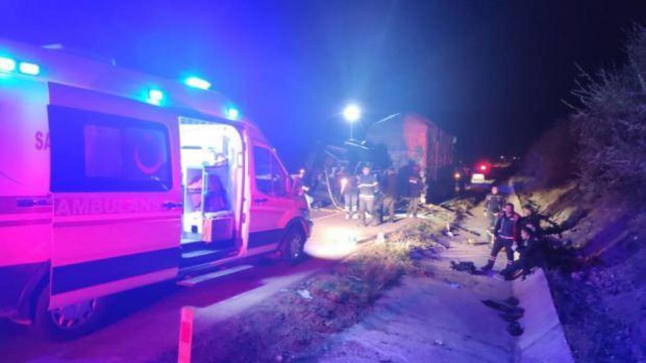 Amasya’da tiyatro oyuncularını taşıyan minibüs tıra çarptı: 3 ölü, 8 yaralı