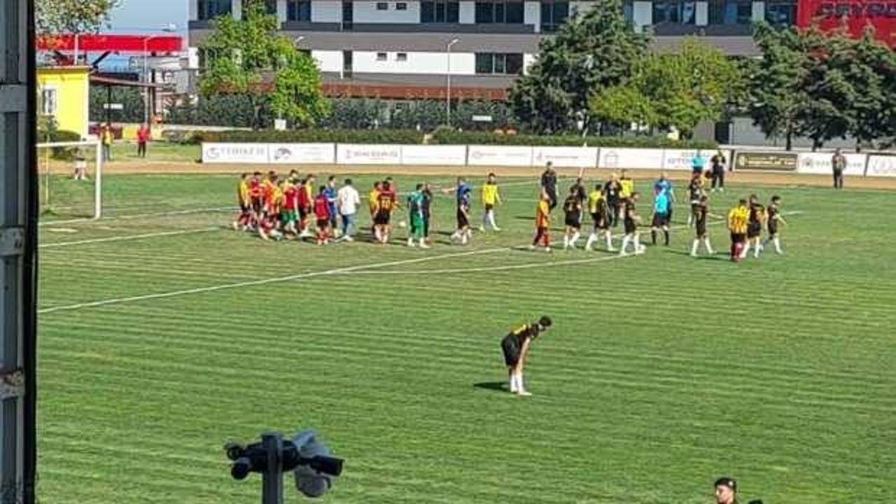 Amatör maçta kavga çıktı! Futbolcular maçı terk etti