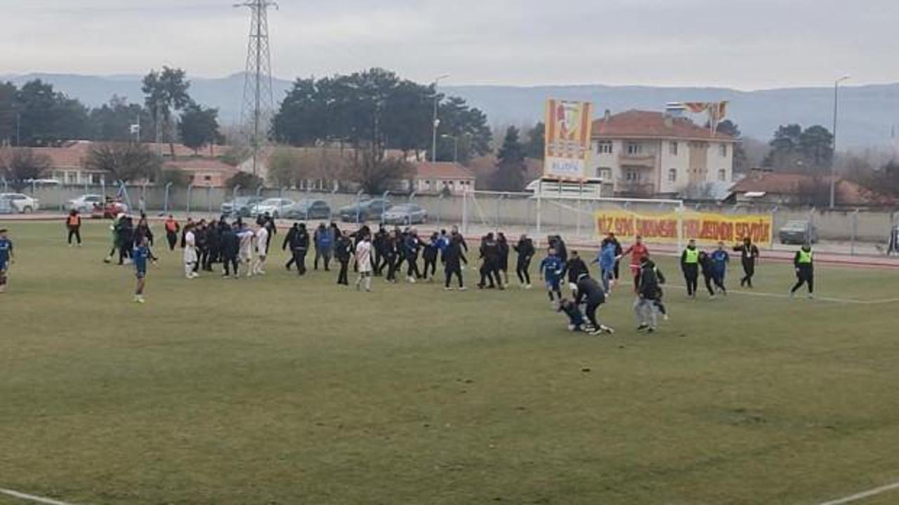 Amatör maçta saha karıştı, polisler güçlükle ayırdı