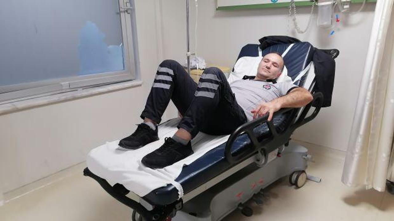 Ambulansla acil servise getirilen sarhoş güvenlik görevlisini bıçakladı