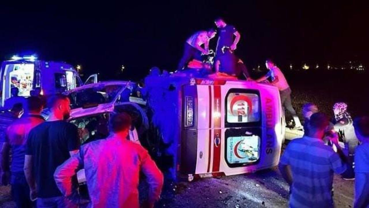 Ambulansla otomobil kafa kafaya çarpıştı: 3 ölü, 3 yaralı