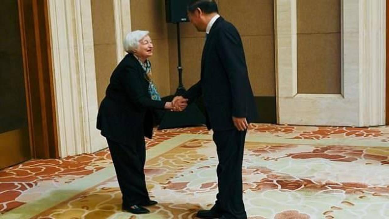 Amerika bu görüntüyü konuşuyor: ABD'li bakan Çinli bürokratın karşısında 3 kez eğildi