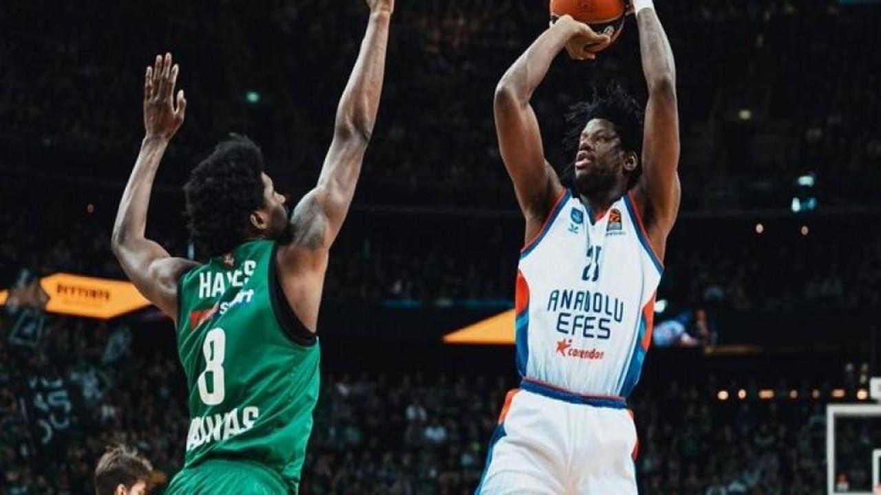 Anadolu Efes EuroLeague'de farklı mağlup