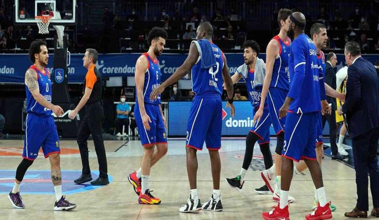 Anadolu Efes play-off'lara kalmayı garantiledi!