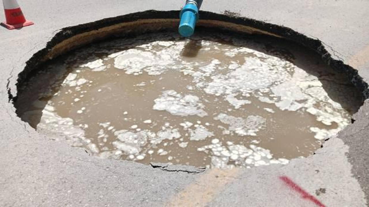 Ankara'da çöken yol sebebiyle 10 metrelik çukur oluştu