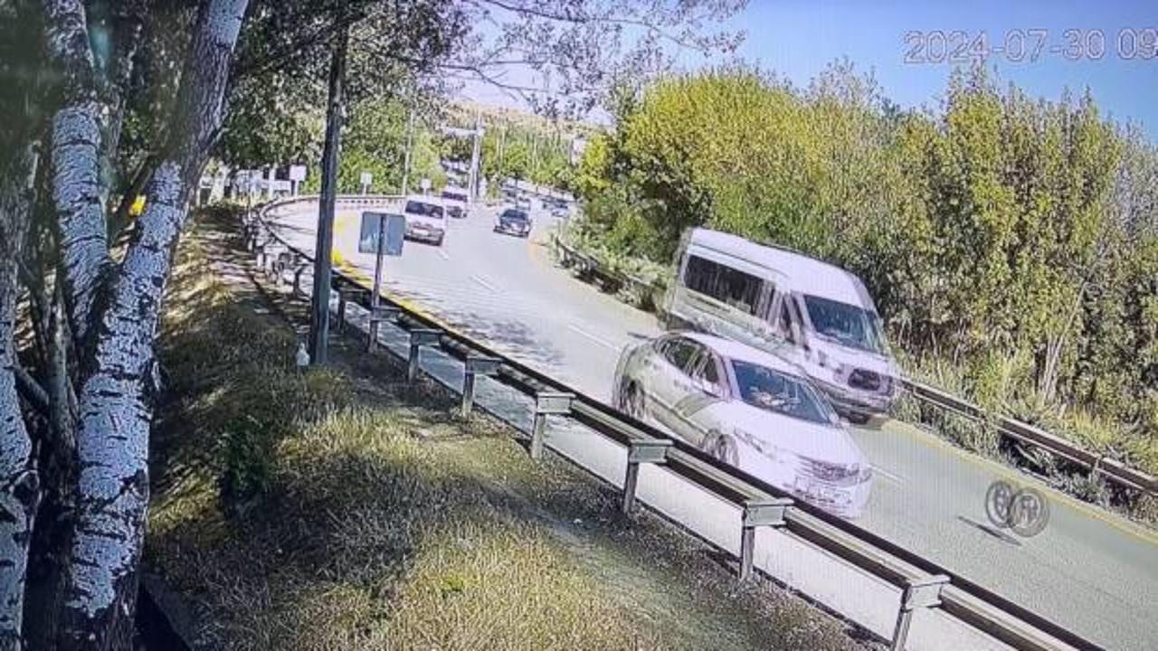 Ankara’da ilginç görüntü! Otomobilin tekerleği böyle çıktı