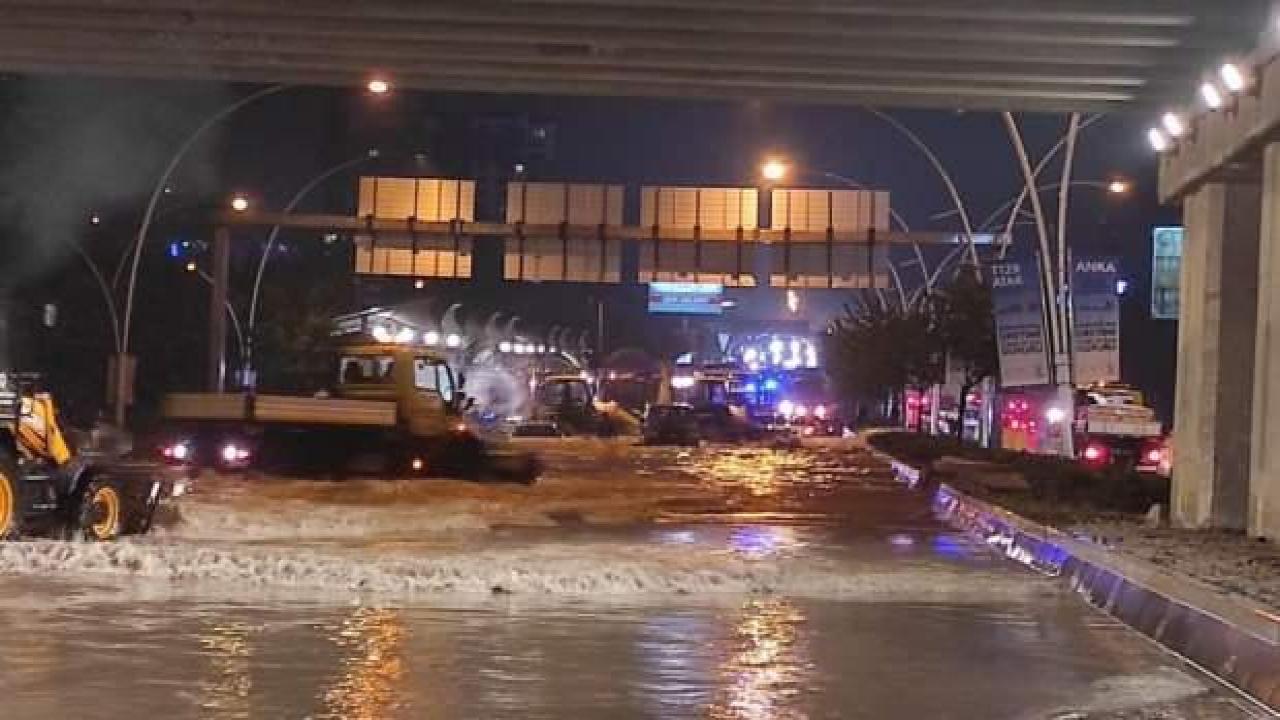 Ankara’da metro istasyonlarını sular bastı, yollar göle döndü!