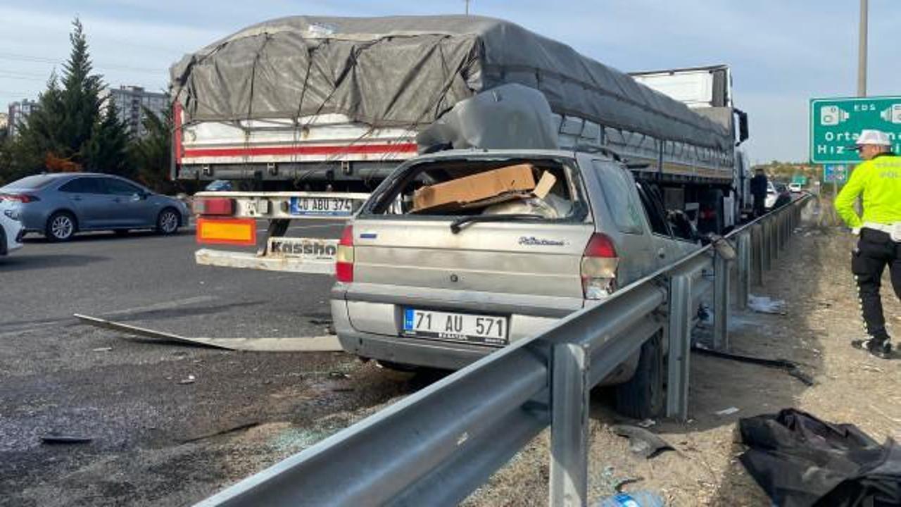 Ankara'da park halindeki TIR’a çarpan otomobildeki 2 kişi öldü