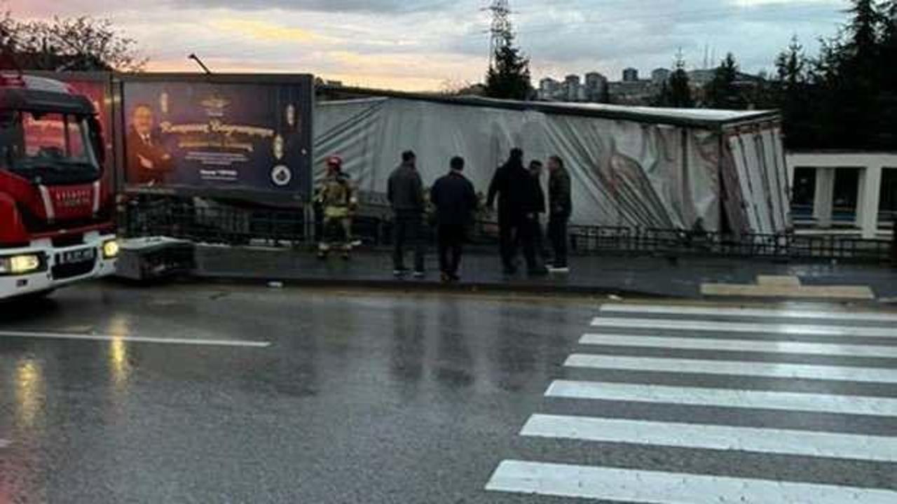 Ankara'da parkın duvarına çarpan TIR'ın şoförü öldü