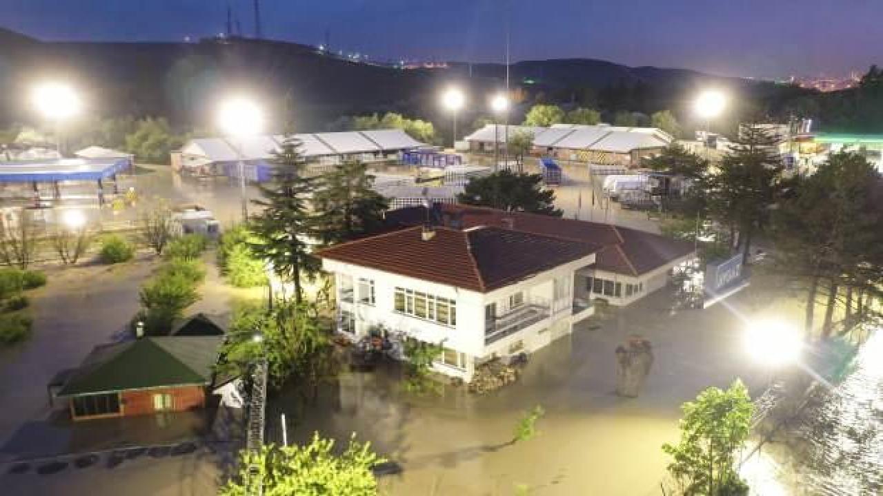 Ankara'da sağanak yağışı sonrası ev ve iş yerlerini su bastı