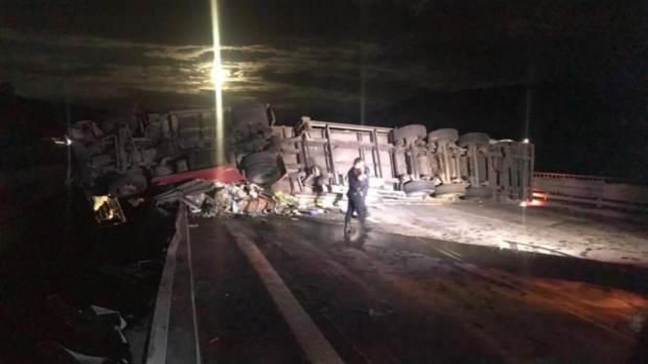 Ankara’da tır devrildi: 1 yaralı
