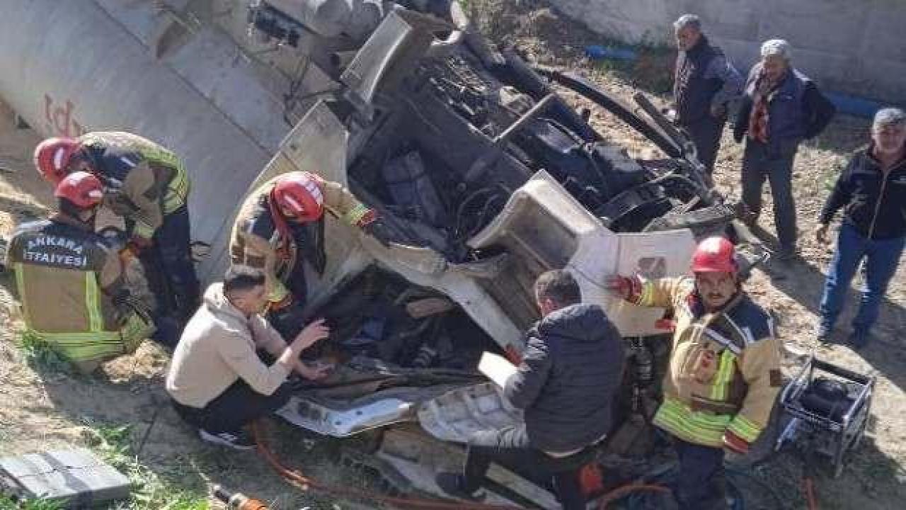 Ankara'da yem yüklü kamyon menfeze devrildi: 1 ölü