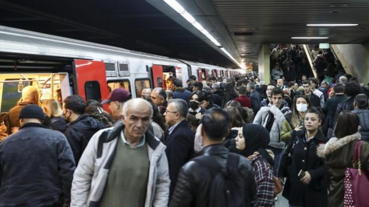 Ankara'da yine ulaşım kaosu: Metroda arıza, otobüste izdiham