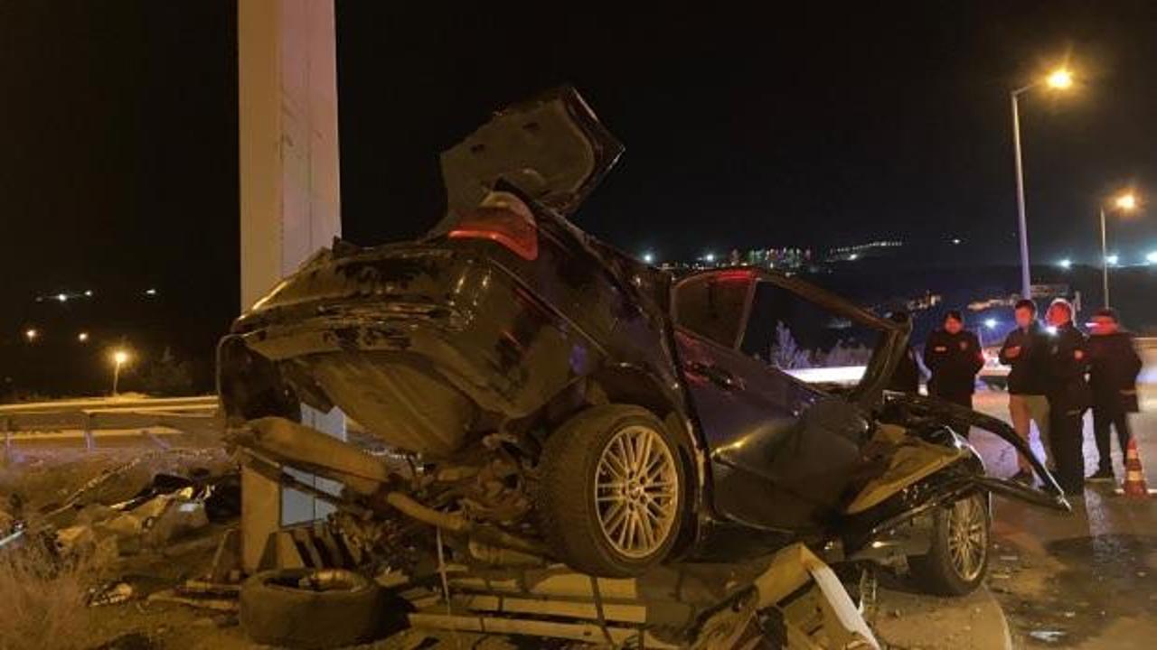 Ankara'da yön tabelası direğine çarpan otomobildeki 4 kişi öldü, 1 kişi yaralandı