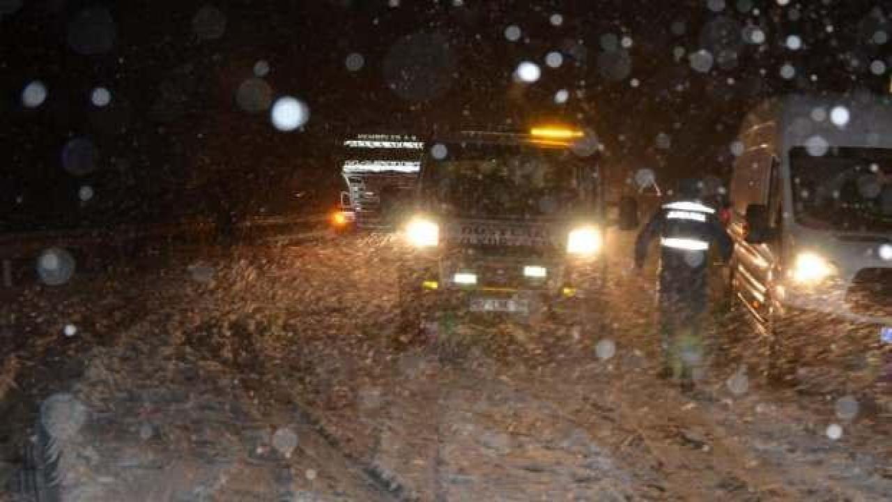 Antalya-Konya karayolunda yoğun kar yağışı