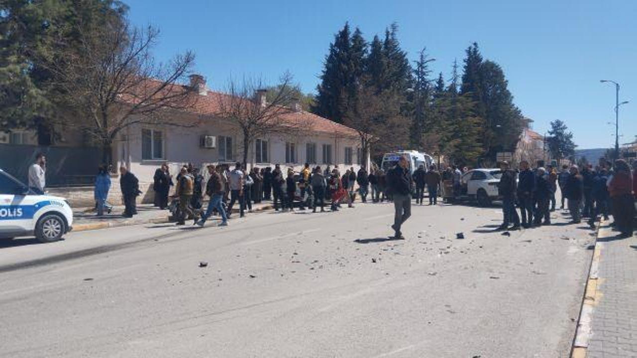 Antalya'da iki otomobil çarpıştı: 4 yaralı