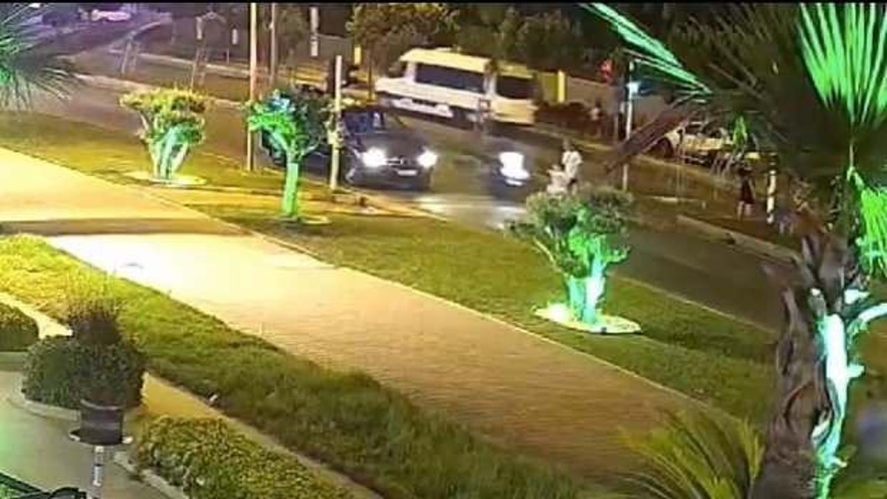 Antalya'da kırmızı ışıkta geçen motosikletli yayaların arasına daldı