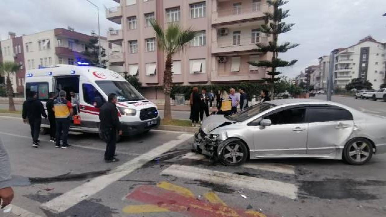 Antalya’da ticari taksi ile otomobil çarpıştı: 2 yaralı