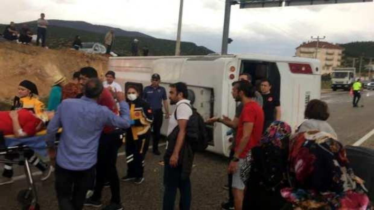Antalya’da tur midibüsü devrildi: 22 yaralı