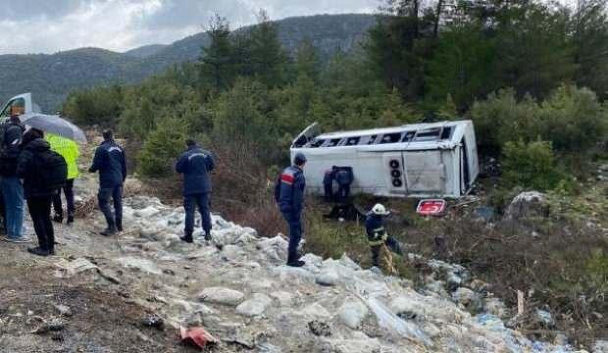 Antalya'da tur midibüsü devrildi: 7 turist yaralı